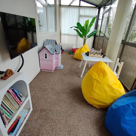 Retro 4 Bedroom Home, Warm And Welcoming, Quiet Location Porirua Luaran gambar