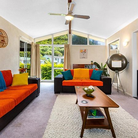 Retro 4 Bedroom Home, Warm And Welcoming, Quiet Location Porirua Luaran gambar
