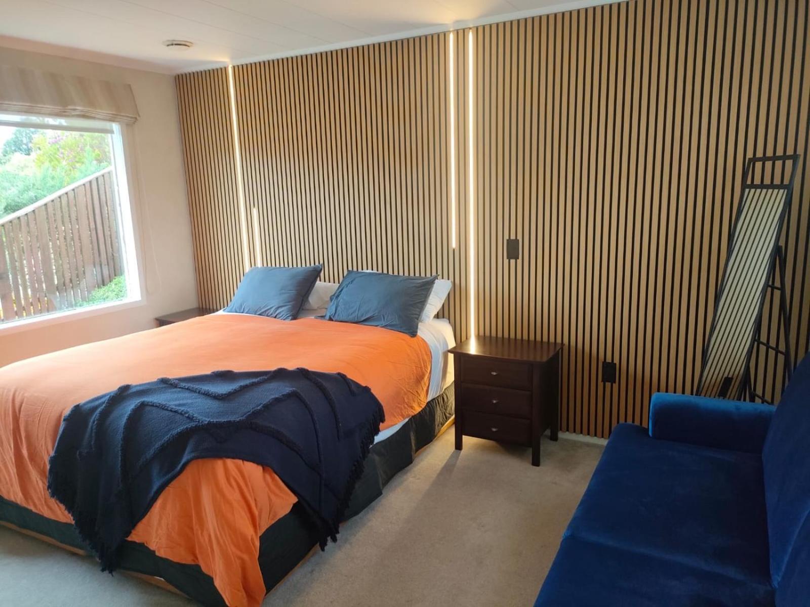 Retro 4 Bedroom Home, Warm And Welcoming, Quiet Location Porirua Luaran gambar