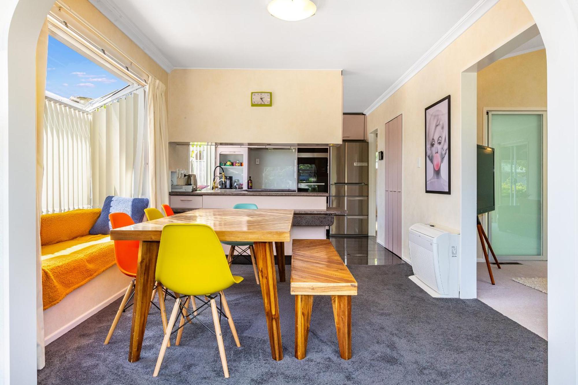 Retro 4 Bedroom Home, Warm And Welcoming, Quiet Location Porirua Luaran gambar