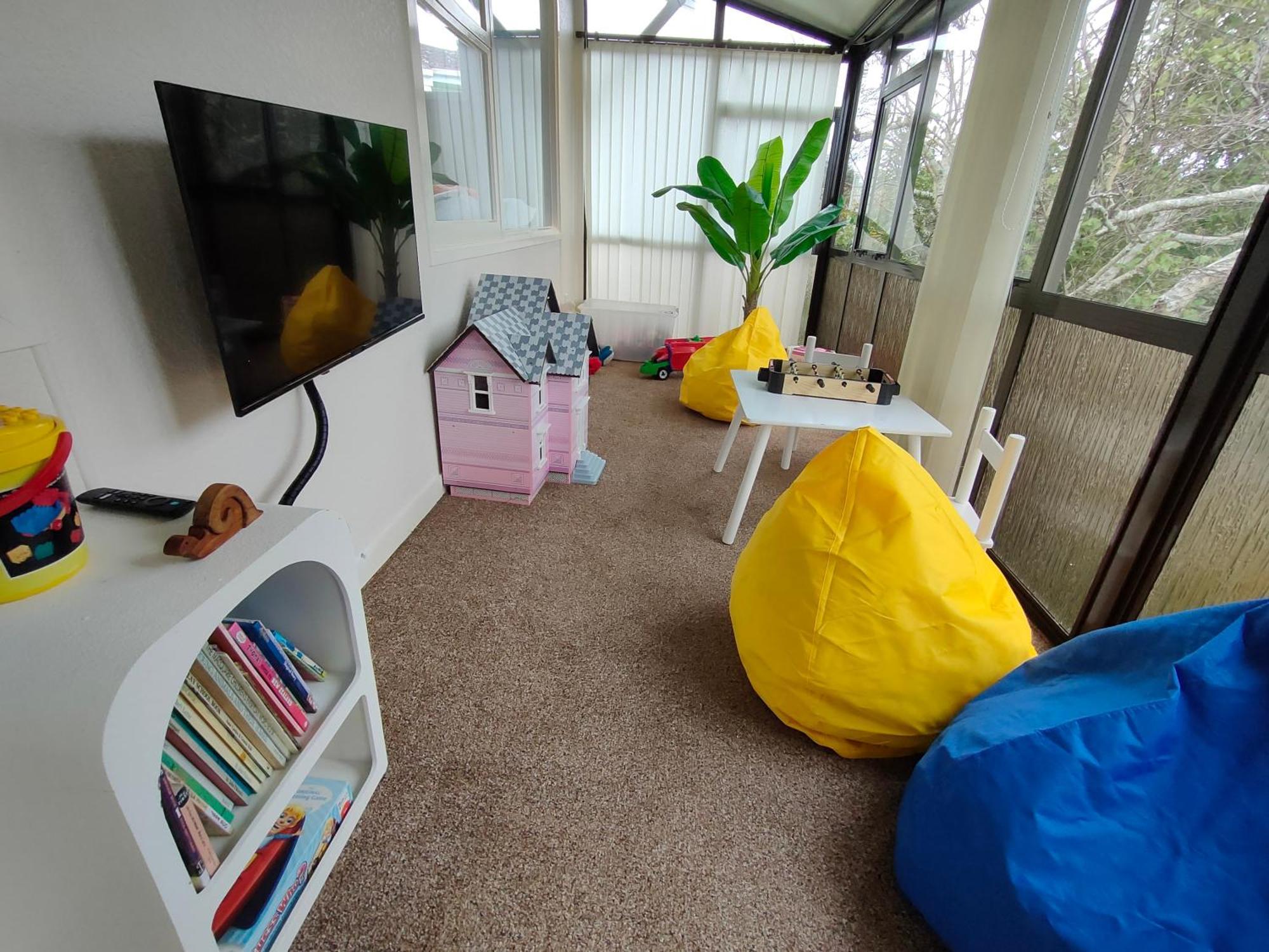 Retro 4 Bedroom Home, Warm And Welcoming, Quiet Location Porirua Luaran gambar