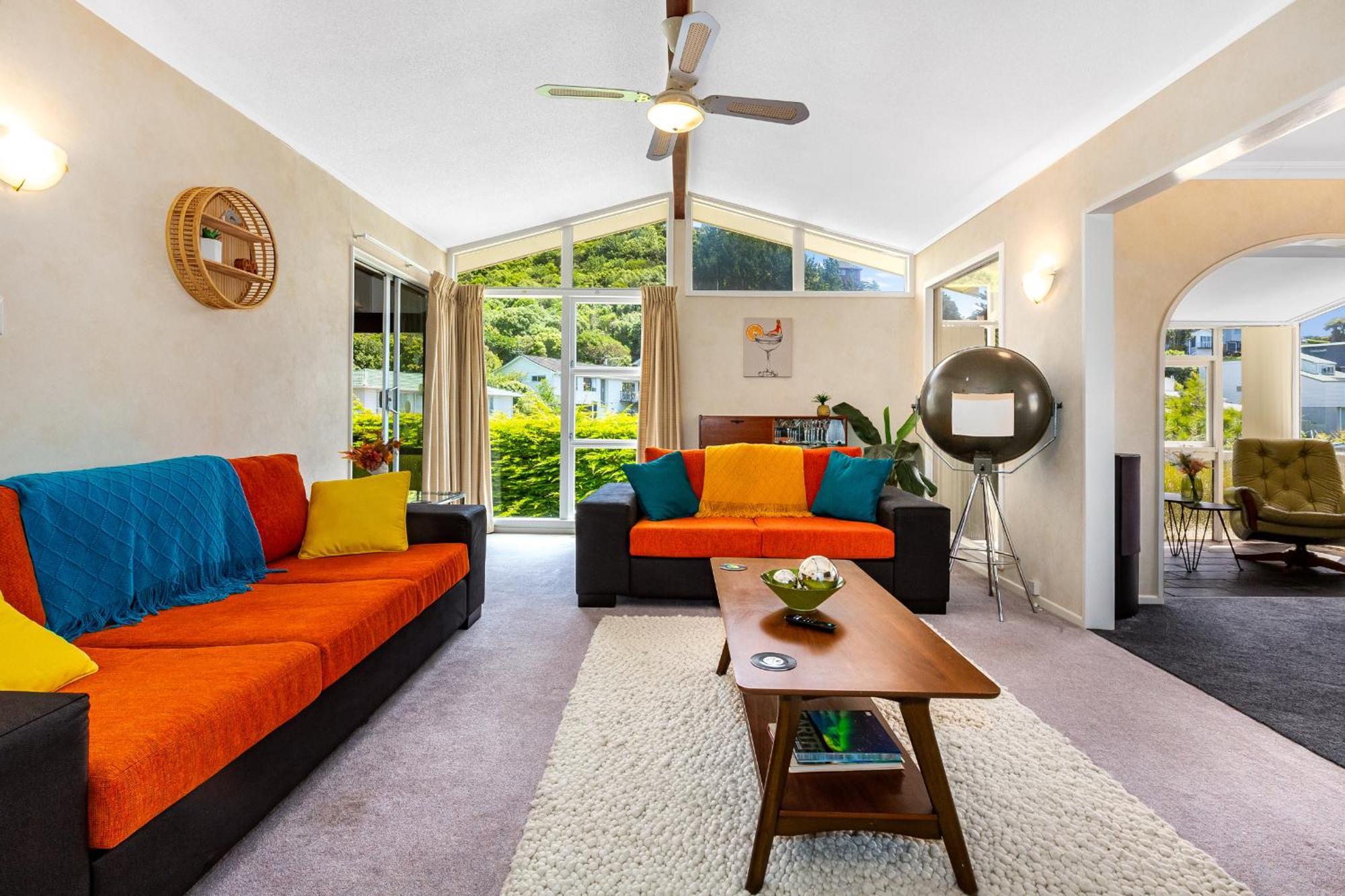 Retro 4 Bedroom Home, Warm And Welcoming, Quiet Location Porirua Luaran gambar