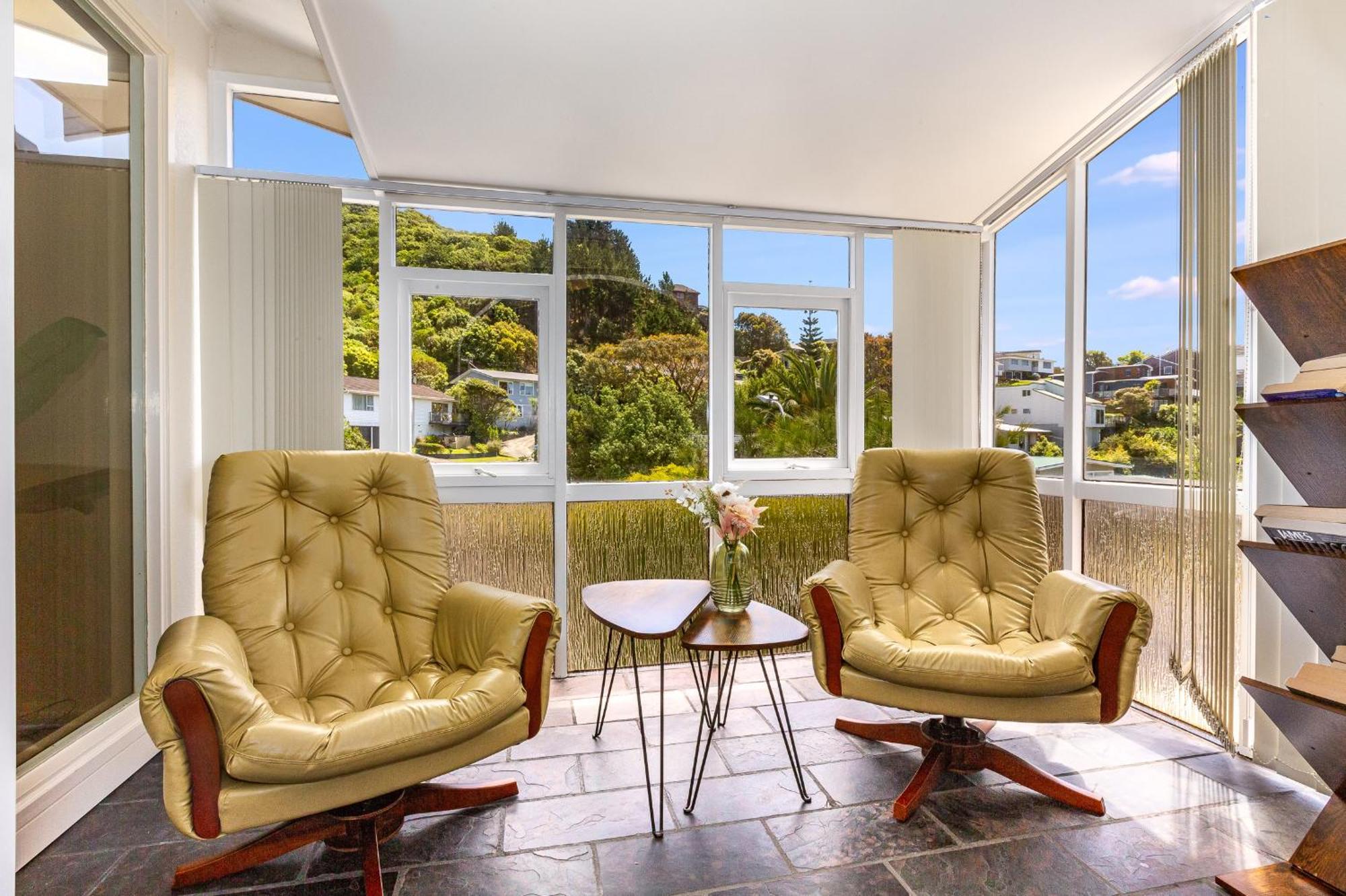 Retro 4 Bedroom Home, Warm And Welcoming, Quiet Location Porirua Luaran gambar
