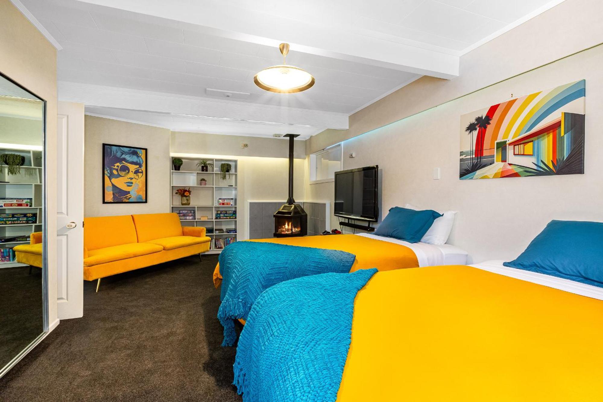 Retro 4 Bedroom Home, Warm And Welcoming, Quiet Location Porirua Luaran gambar