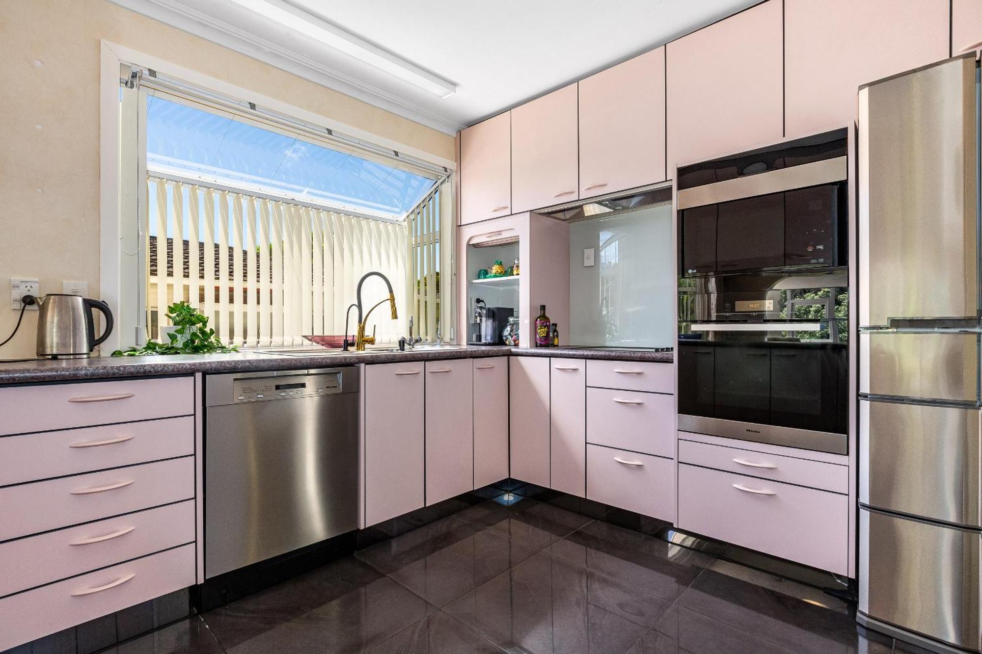 Retro 4 Bedroom Home, Warm And Welcoming, Quiet Location Porirua Luaran gambar