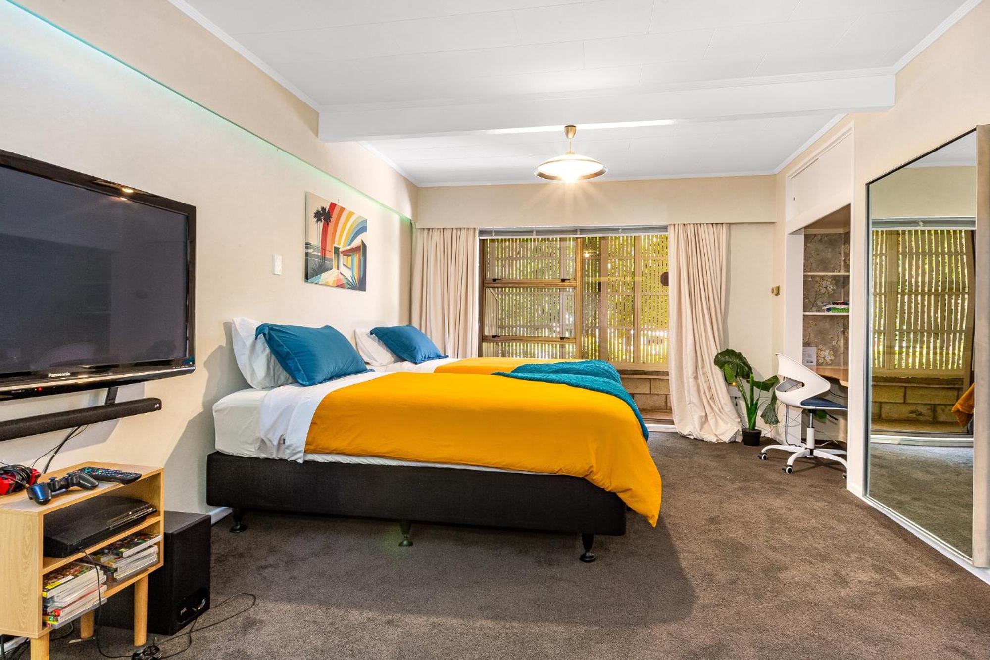 Retro 4 Bedroom Home, Warm And Welcoming, Quiet Location Porirua Luaran gambar