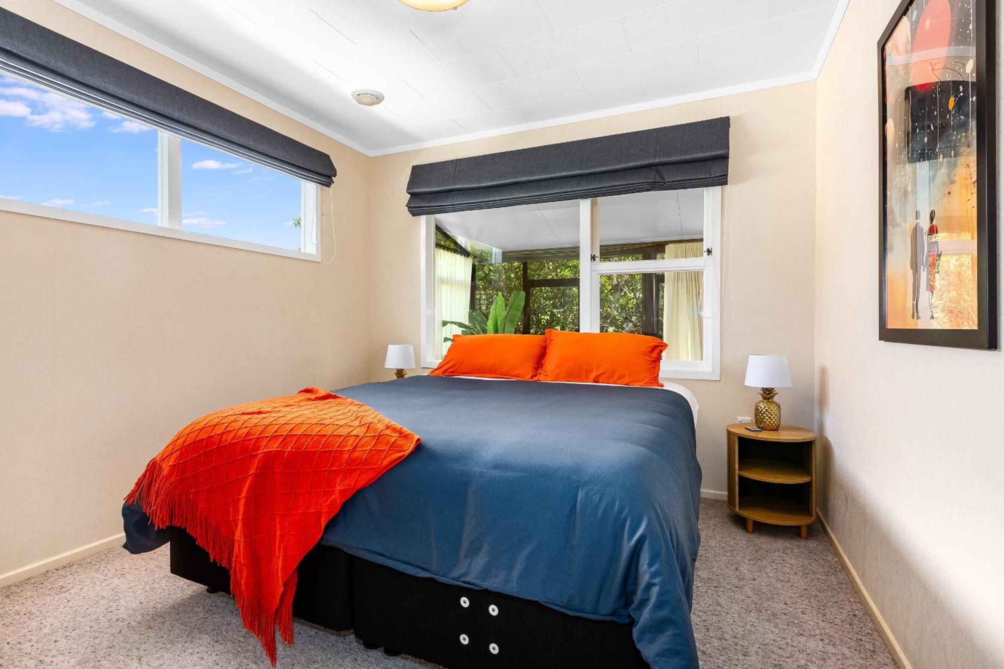 Retro 4 Bedroom Home, Warm And Welcoming, Quiet Location Porirua Luaran gambar