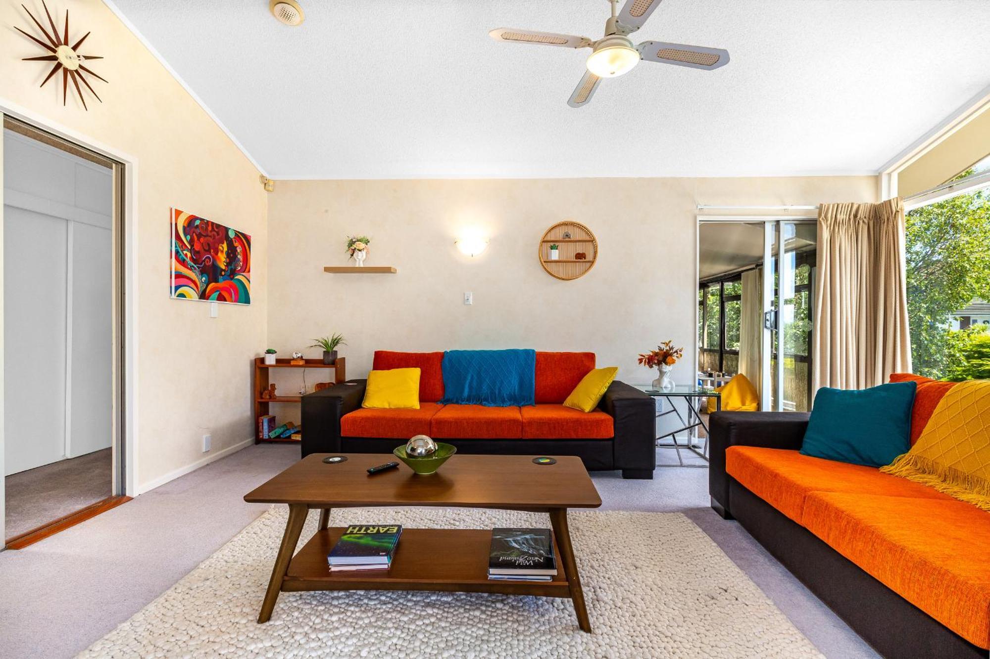 Retro 4 Bedroom Home, Warm And Welcoming, Quiet Location Porirua Luaran gambar