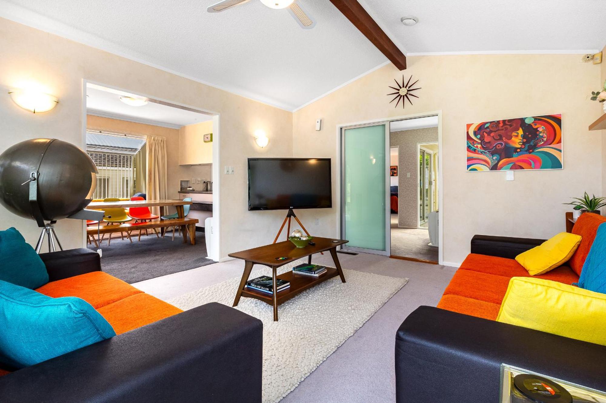 Retro 4 Bedroom Home, Warm And Welcoming, Quiet Location Porirua Luaran gambar