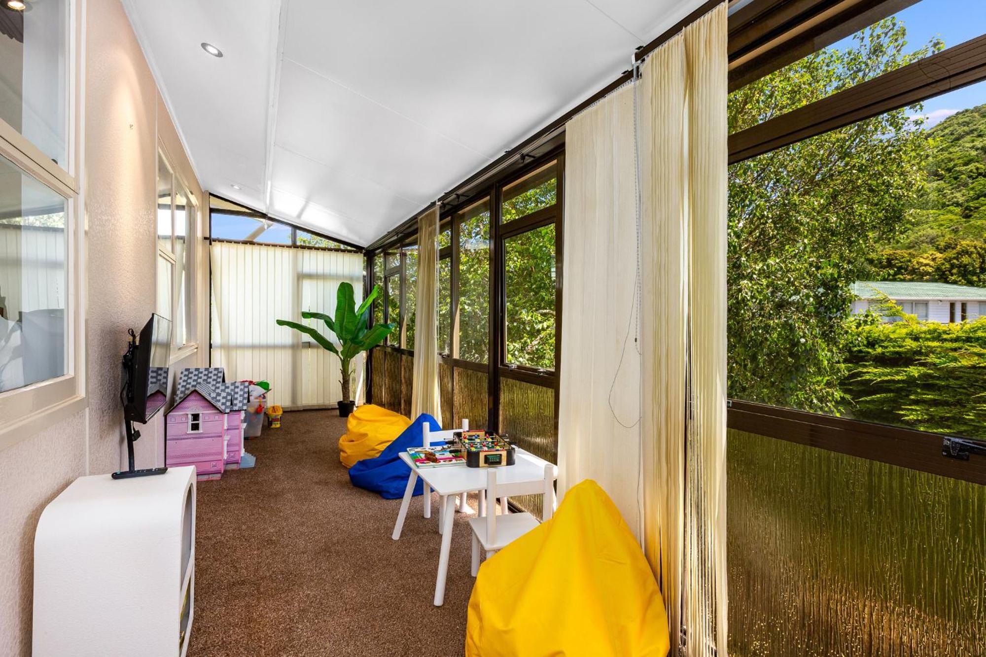 Retro 4 Bedroom Home, Warm And Welcoming, Quiet Location Porirua Luaran gambar