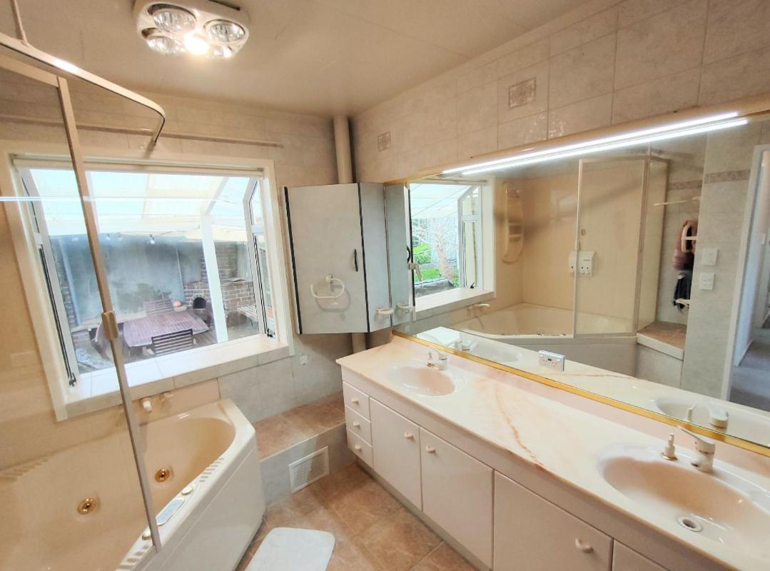 Retro 4 Bedroom Home, Warm And Welcoming, Quiet Location Porirua Luaran gambar