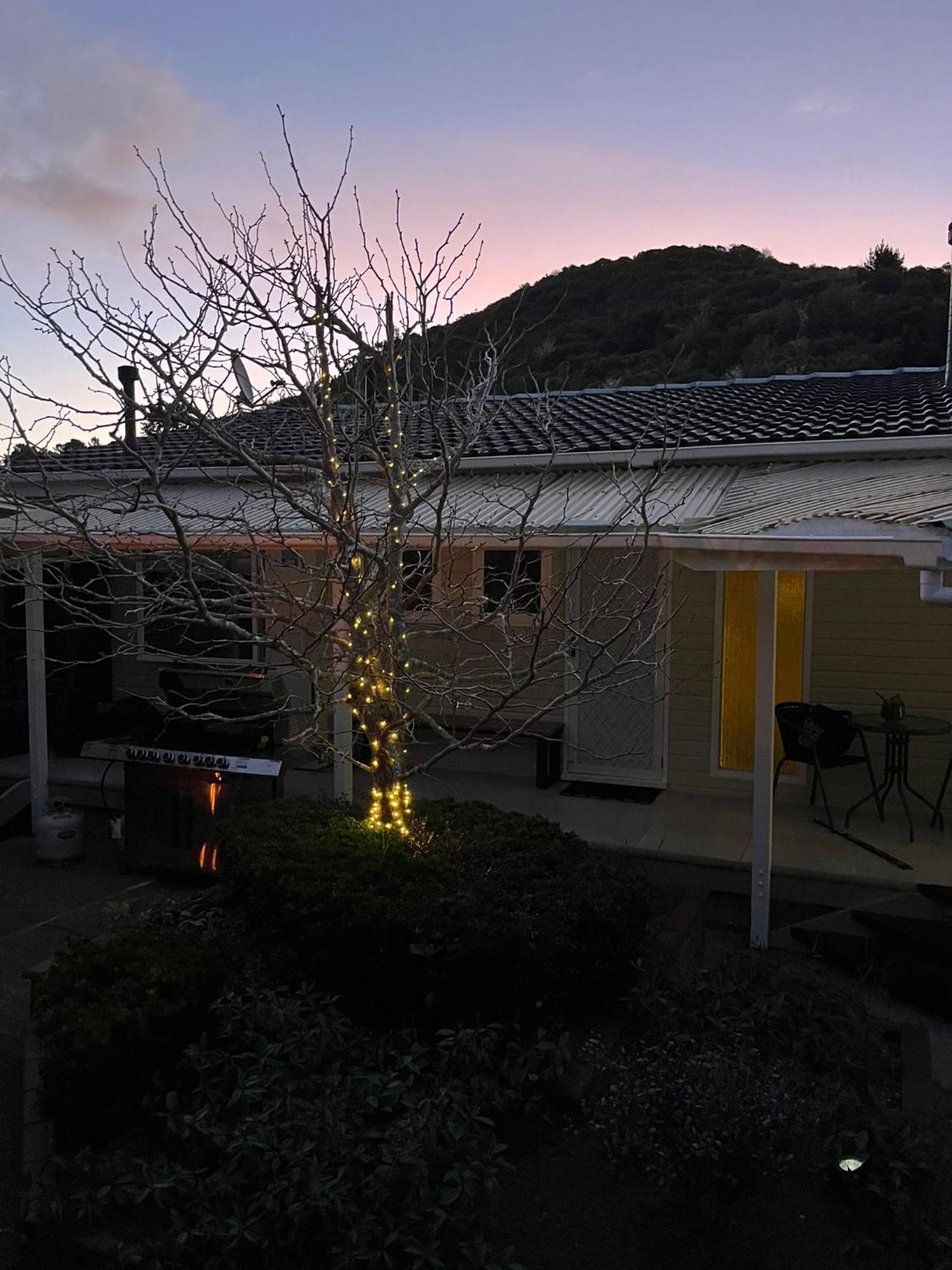 Retro 4 Bedroom Home, Warm And Welcoming, Quiet Location Porirua Luaran gambar