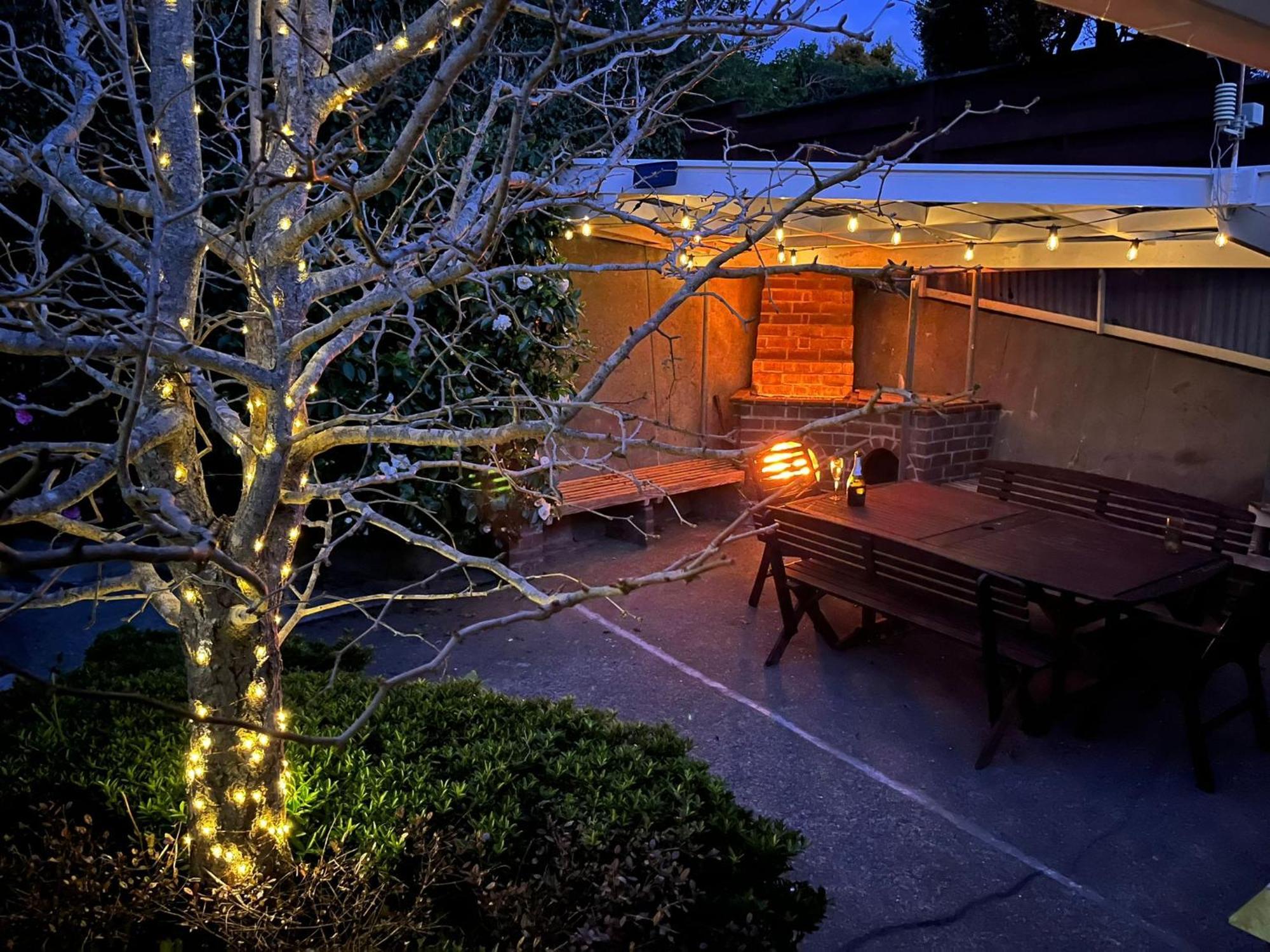 Retro 4 Bedroom Home, Warm And Welcoming, Quiet Location Porirua Luaran gambar